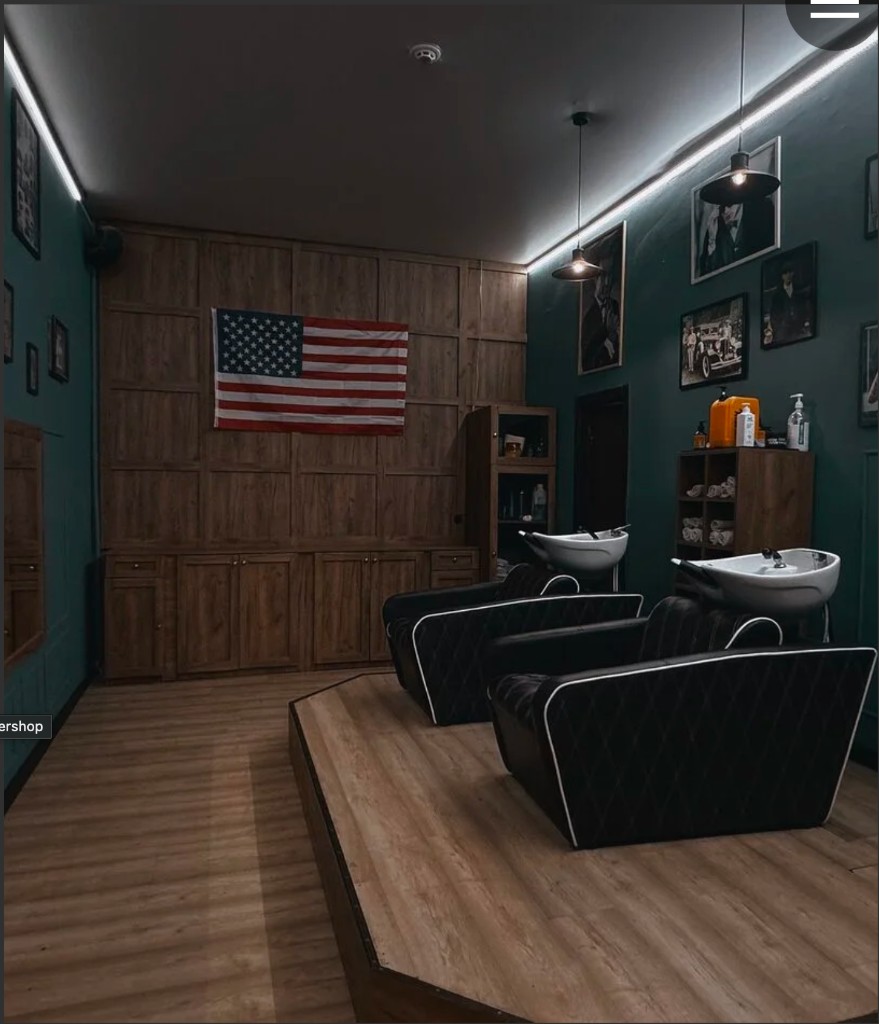Зона миття голови в Shelby's Barber Family